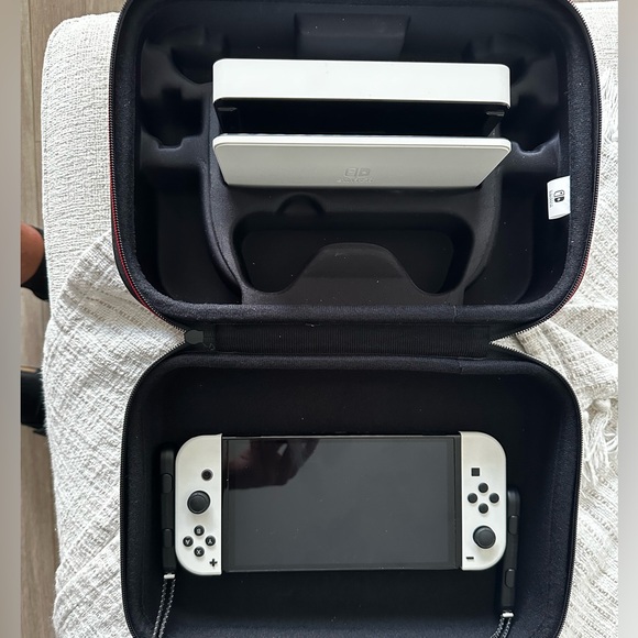 Nintendo Switch Console with White Joy-Cons - Picture 1 of 3